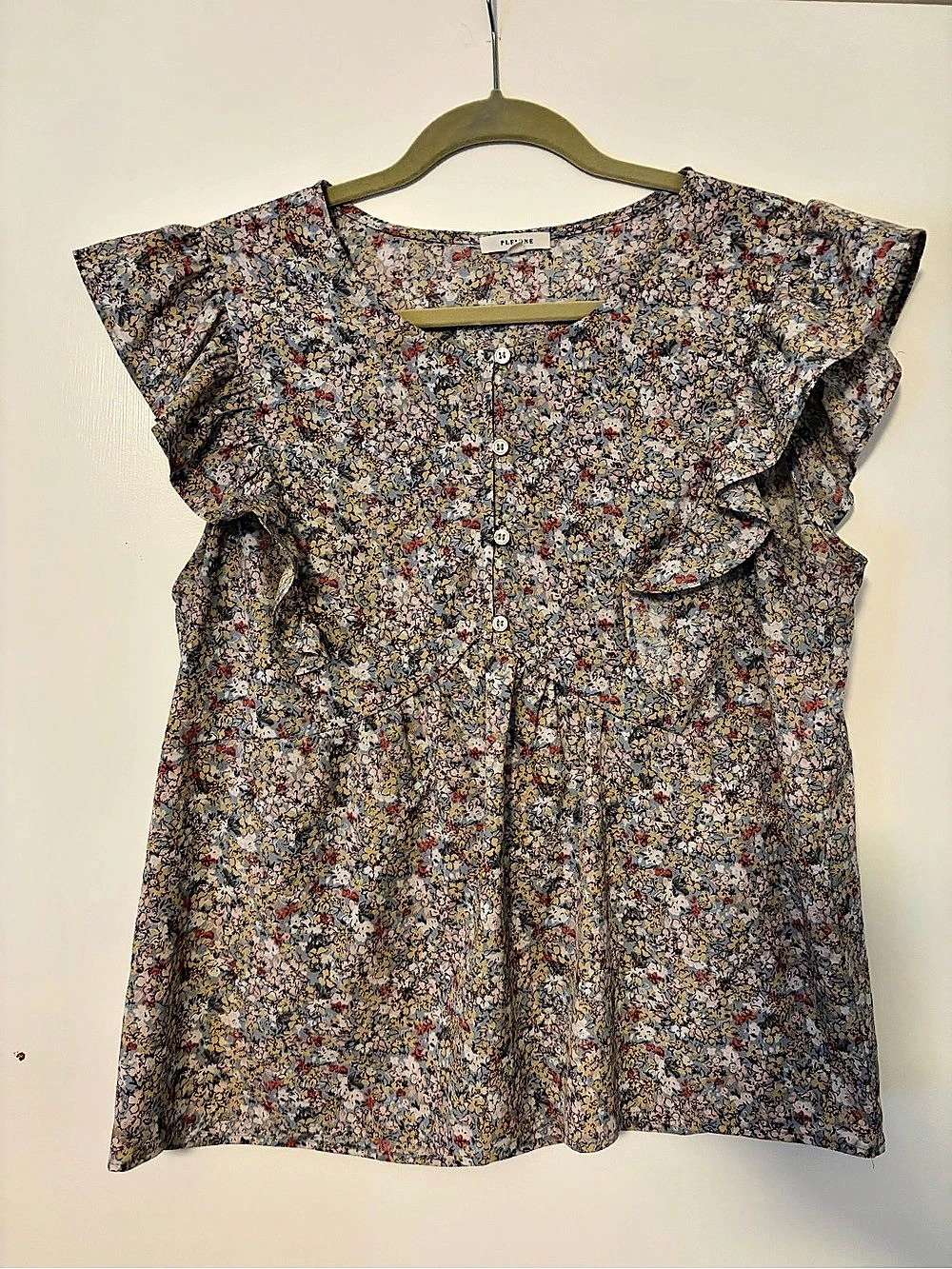PLEIONE Floral Ruffle Blouse in Blue Size Large Like New
